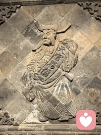 从不要试图改变任何人，
只是理解，然后尊重。
你愿意变好，我拉你一把，
你不愿意变好，我祝你平安。
不纠缠、不消耗、不勉强。

真正的理解不是认同。
我理解你为什么这么做，但我不一定会这么做；
我理解你的难处，但我不一定会帮你；
我理解你的选择，但我不一定会原谅你。
理解是慈悲、不是纵容，是清醒、不是糊涂。

真正的修为也不是躲进深山老林，远离红尘，
而是在看透了人性的所有阴暗面，
经历了世间的所有苦难之后，
依然选择温柔的对待这个世界。