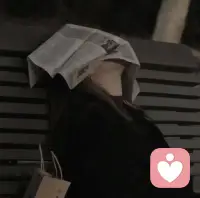 相处舒服。无言也暖配图