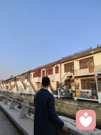 婚姻不是课程表，不是到了某个时间就必须要开始的作业。它是一份即使迟到也没关系的惊喜，只留给那个值得你放慢脚步，用心奔赴的人。配图