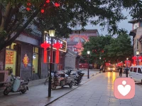 那天一个远方的朋友要来天津开会，我说正好你先来我们这停留一下，我带你去我家附近的古镇转一转，吃点当地特色的小吃。
媳妇儿去旅游了，是在头天晚上回来的，第二天还没来得及和她说，早晨起来就回娘家了。
下午媳妇儿发信息说你晚上来这儿吃饭呀。我说我不去了，有个朋友来，一会下了班，我带他去古镇转一转。媳妇儿问我怎么去呀，我说我开家里的货车。
结果媳妇儿就发飙了，说，你就是不想带我去，我不问你肯定不说，一会你就偷偷去，你开货车去，你不就是不想带着我吗。
我一头雾水。因为我是打算6点才去，估计媳妇儿在5点左右就会回家，到时候再和她说。且我估计她不会去，因为旅游6天那么累，才刚回来。如果她要不去的话，我肯定开货车去呀，因为她把家里的轿车开走了。
后来我笑了，女人要的是关注。是你随时随地都把她放在重要的位置。
如果当初第一句话说，一会朋友来，我带他去古镇转一转，你去吗，要是去，一会你回来我们一起去。
如果这样说的话，就不会有任何的矛盾了。