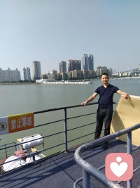 “你那么爱他，爱他爱到了骨子里，自己都是买三五十一件的衣服，可是给他买1000以上的衣服，眼睛连眨都不眨。可为什么最后选择离开呢？因为在你最最困难的时候，他连一句鼓励的话都没有，躲得远远的。那一刻心已经死了，即使再爱，也必须要离开”。