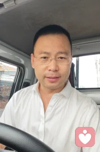 这几天网上关于捐款慈善的事情沸沸扬扬。我就突然想到了一件事
大概在2022年左右吧，我发现我抖音上有个粉丝，发了个作品，她的孩子得了白血病，要来北京治疗，因为我家邻居的孩子也得过这个病，是从燕郊的医院治疗的。燕郊是和我们一个城市的，但是不同的县。
我就把我知道的这些情况和她详细的说了一下，她家有三四个孩子，也没有什么钱，好像是福建那边农村的，
我当时也不知道哪来的底气，我说我帮你把这件事情发个作品，毕竟我有几千粉丝，也许真的会遇到有人能够帮助你呢，
但想法是好的，其实现实是很残酷的。发布了作品，也在其他账号上发布了，但没有一个人来询问，也没有一个人来捐助。
过了几天她带孩子来到了医院，我跟她说真是不好意思，本来是想着看看能不能，遇到一些好心人能多给予你一些帮助，但是我没有那么大的影响力，她说没事儿的，谢谢你。
加了她的微信，给她转了300元（具体数目我忘了，应该是300元左右），我说钱不多，是我的一点心意。然后我跟她说彼此删除了吧，因为我不想让她总因为这个事情记得我。而且抖音上我们也互关了，如果她真的再有困难，我再想办法。
后来她又发了几个作品，我看有两个已经上了热门了，点赞和转发都破万，
再后来孩子就顺利的做了手术，已经治疗成功，现在也已经恢复了。
我想说尽自己的能力去做，别做亏心事，不管是自己的钱还是爱心善款，用在最需要的地方，才具有真正的意义。
