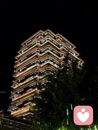 爱情不是权衡利弊的产物，而是发自内心的感情流露。