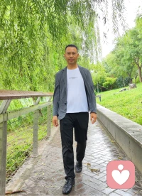 昨天淅淅沥沥的下着小雨，气温也来到了19度左右，很凉爽，我约了在市里的老朋友，我说咱们一起去公园走一走呀，他说好的。
他最近心情不好，因为一直给发小送货，去我们这儿的地级市来回不到200km，连装带卸，除去油钱能挣200来块钱。但是今年发小的媳妇儿用了其他的网约司机，价格更便宜，更省钱。他一个月也拉不了一两次货了，所以他索性的结清了工资，把这个事情就辞掉了。
我说那你要不然去跑外卖呢，他说不行，干不了那个，每天慌慌张张的，我说也是。他说想去学正骨按摩，我说这个倒是好事儿，可以考虑一下，学会了是门手艺，什么时候都能挣钱。
后来慢慢的他心情有些舒畅了，我说那正好拍几张照片吧，看着景色还是很漂亮的。