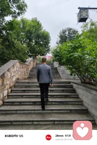 一个人嘴上说着爱你，但是行为上却不断的向你索取，那么你要好好的审视这段关系。爱不仅是语言上的表达，更是行为上的体现。真正的爱，不需要你刻意的去搜索，而是真切的感受。