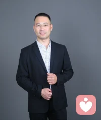今天去摄影室拍了最新的个人形象照，对摄影师的要求是不做任何的后期修图，只要原版原图。 这就是我最真实的样子，到春节马上就46岁的我