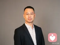 爱一个人不仅要欣赏他的优点，也要接受他的缺点，不要试图去改变他，强行的改变他，即使变得完美了，可能就不属于你了。