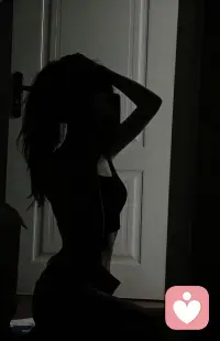 一半是阳光下的清甜，一半是阴影里的酷飒。不用刻意迎合谁的审美，我就是我，可甜可盐，可柔可刚。配图