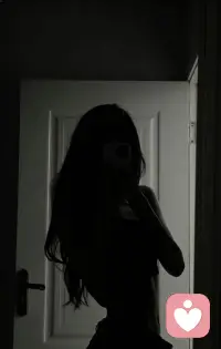 一半是阳光下的清甜，一半是阴影里的酷飒。不用刻意迎合谁的审美，我就是我，可甜可盐，可柔可刚。配图