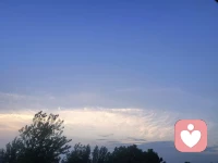 思念一个人到极致会是什么感觉？
是痛。揪心的疼，就像一把钝刀，反复凌迟着我最痛的神经，痛彻心扉。
好像人生不该这样，可我们只能这样。
不是不爱，而是无敌巨爱。
 
曾以为浮世万千，吾爱有三；
可后来才知道，吾爱有三，不得有三：
水中月，镜中花，梦中你。
 
不在你左右，而被你左右。
求而不得，忘而不能。
愿许来风知我意，散我心中意难平。
 
也许生命本是一场又一场的遗忘和开始，
可有些人有些事，我永远不可能忘记。
因为你是我这辈子仅有的执着。
 
世界很大，心却很小，
就只能装得下一个你。
 
这漫长的分离，让我尝尽了想念的苦——
想，很想。
相思的痛——
痛，巨痛。
 
你总在不经意间乱了我的心神。
刹那间，我的身体一部分像死去了。
原来最深的孤独不是没人陪，
而是心里装着一个见不到的人。
 
好想你。
好想你，XZ
 
2026.03.