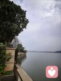 湖水温柔平静配图