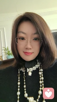 此生每个人都带着自己的功课而来，男人女人都是如此，围绕4大课程：健康，关系，财富，事业，哪些方面有问题，那就是自己要修的课题。

关系是4大课题里最难的，它包括我们和自己的关系，与伴侣的关系，与父母的关系，与孩子的关系。

我是一切的源头，当处理好和自己的关系，跟自己和解自然就会处理好其他关系，外在都是内在的投射。

而这些功课与什么有关呢？大部分都跟原生家庭有关，成长过程中原生家庭带来的创伤有关，如何修复原生家庭带来的创伤，疗愈好自己的创伤是大部分人需要做，但是没有被教导过的。

就像我们来到这个世界，没被教导过如何成为一个快乐的人而我们长大了，没有被教导过如何赚钱而我们工作了，没被教导过如何好好爱自己却进入了关系，没被教导过如何经营好关系就结婚了，没被教导过如何成为好的父母却有了孩子。

情绪和感受是链接内在最直接的点，有些人情绪很多却表达障碍，有些人用冷漠绝情武装自己，也只是一个渴望被认可被爱的孩子。

而那个从来没有长大的内在小孩在你内心深处的一角，无人问津，他呆在黑暗的角落，很难过，即使很多人已经成年很久孩子可能都已经结婚，那个内在小孩依然没长大。

如果你能学会跟自己对话甚至进入自己的潜意识，请对他温柔一点，把光和爱带给他，他会很开心的，那是你一直没有被光照到的黑暗冰冷的内在世界。

难过的时候抱抱自己呀，学着跟自己对话，看到自己的情绪接纳它允许它，跟他说：我现在感到很难过，很悲伤，很恐惧……

我害怕真实的我不被喜欢，我恐惧别人嘲笑我，我害怕被抛弃，我觉得自己无能虽然我总是表现的优秀……

当你对自己内心真实的时候，你那个完美的假我就被打破了，内心能生发出自在。

我不需要刻意伪装让别人喜欢我，我无需面面俱到事事周全，我想说我累了我要让自己放松下来，我不需要戴上完美面具也值得被爱，就算这个世界没有人爱我，我也会好好爱自己，因为我就是光啊我就是爱啊。

虽然我有时候也会被黑暗笼罩，但是光会进来，而且光明和黑暗本来就是一体的，没有黑夜人类如何能好好睡觉，没有光明我们如何能好好工作。

无需评判，接纳和允许就可以，我不需要完美，我只需要完整，不管我是怎样的状态长相如何背景怎样都不影响。

​