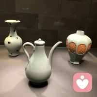 有一类人，一旦被质疑被否定，感到羞耻焦虑，就要把这份羞耻和焦虑转嫁到自己身边人身上，比如找伴侣和孩子的事儿，通过贬低指责别人，就好像在说“不是我不行，而是你不行”，

这类人内在有个极度虚弱的自我，虚弱到外界一点的质疑和否定，自我就要濒临破碎和瓦解。他们耐受不了一点“也许我是错的、也许我并不完美、也许我有局限”的羞耻。通过贬低打击伴侣或孩子，他们暂时保住了自我的完整感，却给伴侣和孩子带来巨大的伤害和痛苦。配图