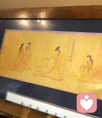 没有孩子是不爱父母的，当父母感觉到孩子好像不在意自己，不愿意跟自己联系，或者不愿意回家，那么一定是父母对待孩子的方式，让孩子会做出这样的反应。

假如父母和原生家庭是温暖的港湾，孩子每次回到家里总是能够得到温暖有爱的对待和照顾，能够抚平在外打拼的辛苦，自己的不容易能够被理解支持，做出的成就能够被认可被看见，就相当于自己可以从父母那里充到满满的电，自己能被滋养和赋能，那么孩子一定会经常愿意跟父母联系，愿意跟父母相处，愿意回家。

假如孩子每次回家感受到的多是指责、数落、抱怨、比较、否定、贬低、打击，每次回家之前都要各种心理建设，回家之后跟父母相处下来，不断感到自己的能量被耗掉了，本来可能有70%的电，结果耗到了20%，这种状态极其消耗孩子，那么孩子自然不愿意跟父母多联系，不愿意回家。

所以，与其抱怨孩子不愿意跟自己联系，不愿意回家，父母不如看看自己曾经对孩子做了什么，以及现在还在做着些什么，自己的这种行为是怎么把孩子推得离自己越来越远的？让孩子无法朝自己最亲最近最爱的人奔赴，或奔赴的脚步总是太过沉重。配图