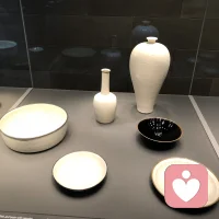 一个人太容易上赶着，摒不住，是因为自己总觉得别人是高高在上、爱搭不理的，一旦进入关系，需要自己用力去维护，去留住关系。

这起源于过去在和父母的关系里，父母常常呈现出拒绝、冷淡、忽视的态度。孩子为了生存，为了获得资源，不得不发展出一套讨好、围着父母转，永远不违逆、不反抗父母的生存策略。

被这样养大的孩子无法发展出一个有主体性的自我，进入到人际关系里，就会根据经验投射别人也是拒绝性客体，一旦别人示好，哪怕只有一点点，自己就会扑上去、冲上去，恨不得给对方自己的全部。配图