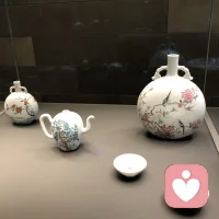 安全型是个宝贝，跟谁在一起都是对方的幸运，即便不合适不匹配，安全型也不会过度纠缠，而是会主动结束，寻找更合适的人。

焦虑型的存在，会让世界变得更有意思，因为ta不确定被爱，于是总是要用各种方法、各种手段去戳对方，去尝试连接，努力去维护关系，虽然很多时候这些举动是基于内在的匮乏和恐惧。

回避型是亲密关系中令人无力的存在。他们永远把门留一条缝，却从不真正让你走进去。你越靠近，他们越后退；你越需要回应，他们越沉默。你永远在猜：他到底在不在乎？答案是，连他自己也不确定。他们擅长用“我需要空间”来回避所有深度对话，用逻辑和理性来屏蔽情感需求。配图