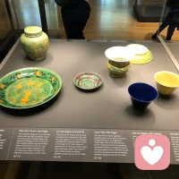 一个人原生家庭的创伤里，藏着ta过去的体验、经历、感受，以及由此形成的认知、信念、防御模式和生存策略。因此，这种创伤如果没有疗愈，往往难以被改变，它会稳定、连续地存在着。

过去的经历塑造了创伤，而创伤反过来也决定了一个人当下会经历什么。

比如，一个总觉得自己不被爱的人，会不自觉地把目光聚焦在别人忽视、冷淡自己的证据上，却忽略那些被爱、被关注、被温暖回应的瞬间。于是在ta的体验里，就不断印证着“自己不被爱”的事实。

为什么有些人会一再被那些忽视自己、无法真正回应自己的人吸引？这正是创伤吸引的推动。ta会在一群人中，下意识地锁定那些无法给予看见和回应的人——因为这与ta的创伤吻合，在那个创伤里，ta本就是那个不被看见、不被爱的人。

创伤像一副无形的滤镜，塑造了一个人如何解读世界，也限定了自己期待从世界中获得什么。它会引导人重复熟悉的痛苦，因为熟悉意味着可控，哪怕那种熟悉是伤害。

但正因它是被经历塑造的，也就意味着它并非不可动摇，当一个人开始疗愈创伤，看到自己的创伤是由什么事件引发的，如何参与进这个循环，开始允许新的经验进入，疗愈就发挥作用，并非否定过去，而是看到过去的创伤，为过去赋予新的理解，为未来的新生留出无限可能。配图