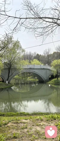 当一个人把身体当作吸引对方的主要方式时，背后往往隐藏着一个令人唏嘘难过的希望，你真正渴望的是被看见、被珍惜、被重视、被温柔地捧在手心。

身体的靠近，性的背后，是想确认自己是可爱的、是好的、是被宝贝、被真心喜欢着的。配图