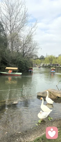 最深的爱和抱持，从来不是因为“你足够好”，所以才值得被爱。而是你总能感觉到：即使你不够好，即使你平凡普通，也依然被爱着。

不是只有那个好的你才可以存在，才值得被爱，而是什么样的你都配活着，都值得爱。配图