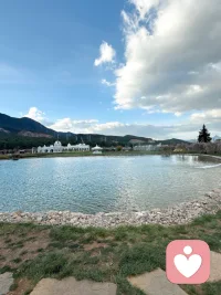 一个女孩想要长成一个女人，至少要穿越两个自恋幻想。一是:“我不被看见不被爱，是因为我不够好，不够优秀，只要我足够好，足够优秀，那么我就一定会被看见会被爱。”

当你经过种种努力足够优秀，足够好了，结果你发现自己依然不被对方看见和爱，这时就会进入第二个自恋幻想:“我这么优秀这么好，为什么你还看不见我，还不爱我？”这两个自恋幻想，本质上是一个受伤的小女孩在试图修复过去不曾被父母看见和爱的创伤的努力。

真正的成长，始于对这两个幻想的彻底放弃。这个过程，就是去经历一场又一场深刻的哀悼，哀悼那个永远无法通过努力获得的无条件的爱，哀悼那个想象中的、会全然看见我们的完美客体，也哀悼那个必须依靠被爱来确认自身价值的自己。配图