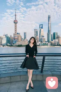 凡是一边说着爱你、为你好，一边又不断贬低你、打击你、否定你，让你频繁陷入自我怀疑，甚至开始苛责自己“我不好、我不行”，这样的人绝非真心为你着想，而是想通过精神操控，让你乖乖顺从。

而一个人之所以会被这种PUA式关系吸引，或是在其中迟迟无法抽身，大概率是因为原生家庭中早已经历过无数次类似的精神操控。这种被PUA的模式，早已与人格深度绑定，甚至内化成了自身的一种心理需求，还会被错误地合理化，误以为对方的打压，就是爱的表达，是为了自己变得更好。配图