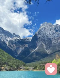 一个善良、没有攻击性的老好人容易被欺负，往往是因为他们将自己的力量感和正当的攻击性压抑或割裂，转而投射到外界，在无意识中把他人预设为“强大且具有威胁性”，从而将自己固化在“弱小待宰”的位置上。

真正的善良，需要以完整的自我力量为基础。能够守护边界、敢于表达不满的“有力量的善”，才不易被扭曲为他人剥削的入口。重建这种完整性的起点，往往在于觉察并收回投射，真正意识到:我的力量一直都在，为了保护自己，我允许自己使用它。配图