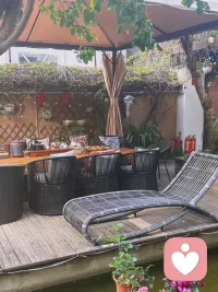 高强度的控制欲，往往源于内心的虚弱。因为任何微小的失控，都可能成为对自我世界的剧烈冲击，于是人必须紧紧掌控一切，让外界完全按照自己的意志运行，仿佛只有这样，才能保护那个脆弱的内在不会崩塌。

真正的强大，在于如实地接纳当下。不试图控制他人，不抗拒事情本来的样子，即使外界不如所愿，也能稳稳接住内心翻涌的恐惧、焦虑与不安。这份力量，来自于与内在动荡的和解。

当一个人无法承载内心的风暴，便会试图控制外界，避免触发那些隐秘的冲突。而当真正修通了内在的纠葛，生命便会自然呈现出放松、臣服与接纳的状态，活得自在，如其所是。配图