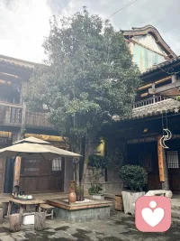当你慢慢有了以下表现，就说明你跟父母之间建立了边界，不再过度围绕着父母的世界运转。

1.做事的目的不是为了满足父母的期待。

2.不再过度向他们证明自己。

3.在他们面前可以为自己说话。

4.可以表达自己的不舒服。

5.不背负他们的情绪。

6.可以拒绝他们倒苦水。

7.不试图改变他们。

8.违背了他们的意愿，只产生轻微且可控的内疚。

9.你的事，只是告知而非征求他们的同意。

10. 不再因他们的否定而轻易动摇自我价值感。

11.联系或见面的频率，取决于你的真实意愿和情感需求，而非义务或压力。

12. 当父母发生争执或矛盾时，你可以选择不介入、不站队，保持旁观者角色。

13. 在心理和物理空间上，保持必要的距离与独立性，不再事事报备、时时透明。

14. 开始关注并优先照顾自己的情绪与需求，不再总是把他们放在第一位。

这些表现共同描绘了一个逐渐成熟、独立的心理图景：你依然是父母的孩子，但你更是一个完整的、可以为自己负责、可以按照自己的意愿而活的成年人。配图