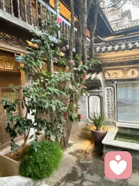 有的父母无法取悦，无论孩子怎么做，他们都不满意，这不是孩子不够好，而是父母的人格构造有问题，导致他们难以给出健康的爱与回应。然而，年幼的孩子无法分辨这一点，他们只能将问题归因于自己，从而不断压抑真实感受、扭曲自我，去适应父母的要求，迎合父母的期待。

在这样的环境中成长起来的人，往往主体性脆弱，难以确认自我意愿的正当性。他们内化了太多来自外界的挑剔与否定，心中仿佛住着一个严厉的批评者。这使得他们在尝试伸展自我、做出选择时，常常陷入自我怀疑与评判，总觉得自己不够好、选择不够对，甚至因此不断攻击自己。

主体性脆弱，是因为过去批评的声音太大，过去自己受的伤太多，导致一个人失去了相信自己、信任自己感觉的内在力量。当每一次尝试都被否定，每一次表达都被忽视或打压，人便逐渐学会了自我压抑和怀疑。

这种模式一旦形成，便会在成年后的各种选择中重现：从吃什么、穿什么，到职业方向、亲密关系，你总是先听见内心那个质疑的声音:“这样对吗？”“别人会怎么看？”“我是不是又错了？”它让你在行动前先自我审查，在决定后仍反复怀疑。

但希望在于，这样的模式并非不可改变。在怀疑中依然可以行动，在不安中依然可以选择。不必要求自己立刻变得自信和有主体性，而是先学着在每次自我批评时停一下，问自己：“这个选择真的有那么糟糕吗？那些批评的声音到底来自己哪里？”

每一次你按自己的意愿做出选择，无论结果如何，你都在积累一种新的经验：你可以相信你的选择和感觉。这不是一蹴而就的过程，但它会像重建地基一样，一点一点地支撑起你曾失去的自我信任。

你的内在力量并未消失，它只是被太多外在的声音掩盖了。重新看见它、听见它、信任它，是每个人可以给自己最深刻的一份疗愈。配图