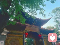 在关系中，对别人的情绪高度敏感，总是能轻易感知到别人的喜怒哀乐，也许是因为，生命最初和成长过程中自己总是需要去观察和感知妈妈的各种情绪，以提前应对潜在的压力或伤害，而逐渐发展出对他人情绪高度敏感的能力。

若能在感知之后，清晰地觉察情绪的来源与归属，允许自己只是“看见”而不“背负”，那么这种敏感便可以转化为一种从容的同理心，而非负担。它使你既能共情，又保持自我的边界。

然而，如果不知不觉将他人的情绪当成自己的责任，陷入为别人的感受过度负责的模式，便容易消耗自己的内在能量，形成持续的心理负重。

因此，关键在于培养一种内在的区分力：温柔地感知，但清醒地辨别，哪些是别人的课题，哪些是自己的责任。请记住你的敏感是为了更好地保护自己，而不是背负他人的世界。配图