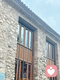 在关系中，如果一个人常常觉得自己伸展动力是在给别人制造麻烦，说明ta的需求从未被合理对待过，反而常常在表达时遭遇批评、否定与打击。

每个人生来都带着各种各样的需求，表达需求本身并非制造麻烦。若一个人在生命早期，持续从最重要的养育者那里得到这样的反馈：“你的需求是负担，你的渴望是错误，有需求的你是不乖的、不值得被爱的”，那么这种评判便会内化为一种坚固的信念。它不仅会让人压抑自己的需求，更会在不得不表达时，被一种深切的“羞耻感”和“愧疚感”缠绕，仿佛自己的存在本身，就是一种对他人的打扰。

健康的爱会温柔地接住你试探性的伸展。它会用行动和语言一遍遍告诉你：你的感受是真实的，你的渴望是正当的，你完整的样子，包括你的需求与脆弱，都值得被看见、被尊重。

在这样的关系中，你无需再将自我压缩成一个“方便”的形状。因为真正的连接，从来不是一方委曲求全以换取另一方的舒适，而是当两个独立的灵魂都能安心舒展时，彼此最真实的模样才得以相遇，并在看见中，生出深深的理解与亲密。

请相信，你值得拥有一种关系，在那里，你的存在不是麻烦，而是礼物。配图