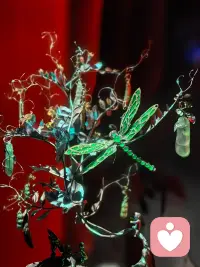 虽然世界是同一个世界，但是每个人感知到的世界又都是不同的。

一个人觉得世界是善意的还是敌意的？是接纳的还是拒绝的？是宽容的还是苛刻的？取决于父母曾经是如何对待自己的。

被爱过的孩子，天然觉得世界友善安全，而被虐过的孩子，则天然觉得世界充满了苛刻危险。配图