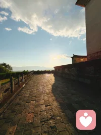 没被好好爱过的人，才会反复试探、折腾、作，因为始终要去确认对方的爱会一直在。但恰恰又因为这种行为，却又重复了自己不被爱的命运。配图