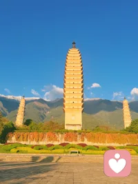 当一个人总是感知到外界看向自己的目光充满了挑剔、苛刻、不满、否定，那么自己一定无法放松松弛地去呈现真实的自己，而总想要去表现的优秀、完美、正确、好，以去迎合那个充满了挑剔的目光。因为只有这样做，好像才能够保护自己，让自己不被挑剔和评判。配图