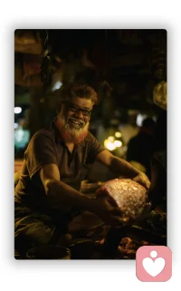 遇到侵犯，遇到不爽，为什么有的人会期待别人良心发现自动停止？

1.那是对方有问题，需要改变的是对方，我无需改变，可以避免直面虚弱的自己，避免直面自己需要去设立边界的挑战和困难。

2.我不表达我的需求，我期待着你自动理解我的需求，并且来用好的方式对我。

3.这是婴儿式的思维和认知，仿佛对方是一个全知全能的大人，而自己是一个什么都做不了的婴儿。最初源于在小婴儿跟妈妈的关系里，他不爽了，必须得由妈妈主动发现并且去调整，小婴儿什么都做不了，只能被动接受。这是一个小婴儿对好妈妈的渴求的残留。

别人如何对待我们，最初或许取决于他们；但允许这种对待持续到何种程度，却始终掌握在我们自己手中。

期待他人自动改变，本质上是将自己的力量和主体性交给了对方。而设立边界，去表达，去抗议，不允许侵犯和伤害的发生，是把主体性拿回来的过程。配图