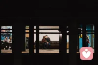 追求完美主义是对脆弱自我的保护。但凡开始行动，完美的自恋幻想就会被打破，你会发现自己会犯错，会搞砸，会挣扎，会犹豫，会退缩，会做不到，会不擅长，会做很多次还是做不好，如果只是想想，并不行动，那就可以永远保持“我是行的，甚至我是完美的”幻觉，永远不必面对那个真实却不够完美的自己。

真正开始行动，哪怕错误百出，也强过在头脑中想了千百遍，却没有任何实际行动。出错了并不可怕，因为可以在错误中去修正自己，这是真实的在体验人生。可怕的是永远陷在头脑的完美想象里，这剥夺了自己去体验真实人生的可能性。完成永远＞完美。配图