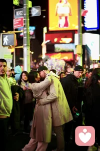 真实地活着，就是走出了全能自恋的幻想，你接纳自己的不完美、局限性、易错性和脆弱性。它们不是你该羞耻和隐藏的部分，而是每个人生而为人就有的特点，有这些不意味着自己不够好。

你接纳自己有擅长、有不擅长的部分，在不擅长的部分不过度评判攻击自己，你允许自己不擅长、做不到，人不可能是全能的。

你接纳自己在最初尝试的时候会犯错，在做了很多次之后依然会出错，任何成长都需要一个过程，不可能一蹴而就，你会更有耐心的陪伴自己支持自己。

你接纳自己会有丧、emo和能量低沉的时刻，你不会将这些时刻视为停滞或失败，而是看作生命节奏中必要的暂停，你允许自己躺平，因为那是在积蓄重新出发的力量。

你接纳关系中的不完美，明白人与人之间的理解总有局限，冲突与疏远也是路径的一部分。你不再要求自己成为被所有人喜爱的人，而是珍惜那些能看见你完整模样、并愿意与你真诚相处的连接。

当你这样活着，你就是脚踏实地地行走在自己的生命里。你不再急于证明，而是从容地呈现。你不再要求自己是全能完美的，而是深刻地知道什么样的你都可以存在。配图