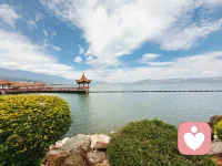 心理学家弗洛伊德说：“一个被母亲完全喜欢的人终其一生都会有一种作为胜利者的感觉，而这一成功的信心通常都会带来真正的成功。”

这段话，触及了一个人心理世界的底层源代码。它揭示出了一个关于精神根基的硬核事实：“被母亲完全喜欢”是一种罕见的初始设定，它直接为一个人的操作系统注入了“胜利者”的核心算法。

这种“完全的喜欢”，绝非简单的宠爱或纵容。它是一种彻底的看见与无条件的确认，不是因为你的表现符合某个模板，而是你的存在本身，就值得全然的欣喜与接纳。这相当于在一个人生命的最初，就为其精神世界加载了最稳固的基石。他无需反复自证我是否值得存在，他的存在本身即是答案。由此产生的，是一种根植于存在层面的原初自信，一种近乎本能的、对自我价值的笃定。这种信心不是夸耀，而是一种沉静的、内化的力量，它让人敢于选择、敢于担当、敢于失败，因为任何外在的波动都无法撼动其存在的根基。

这份礼物赋予了一个人无与伦比的心理自由度。他不必终其一生将能量耗费在证明自己或寻求认可上，而是可以将全部的生命力用于真实的创造与探索。他敢于建立真诚而平等的连接，不讨好、不控制，因为他不从别人眼中拼凑自我的形象。他的关系是饱满的分享，而非匮乏的索取。

反之，若这份核心确认缺失，一个人的精神世界便可能陷入终生的系统性补偿，他将被迫向外寻求那些未曾从内部获得的东西。他可能成为不知疲倦的成就追逐者，但每一次成功带来的快感都转瞬即逝，内心始终有个声音在说：“这还不够。”他试图用一次又一次成功，去填满那个名为“不被接纳不被爱”的黑洞。他也可能成为关系的讨好者或控制者，试图从他人的反馈中捕捉自己存在的证据，情绪随着外界评价而剧烈波动，始终无法获得内在的安宁。最根本的是，他可能与自己真实的感受和需求失去连接，因为那个真实的自我，在最初就没有被最重要的他人全然接纳过，因而被他自己深深掩藏。

因此，养育者（不仅是母亲，而是所有早期关键照料者）那份发自内心的全然喜欢与接纳，本质上是赠予孩子一份完整的精神产权。它让孩子从生命之初，就成为自我王国不可动摇的君主，而不是终生流浪在他人领土上的乞讨者或雇佣兵。

在一个人生命最初以及成长历程中，自己被给予了什么很重要，这决定了他是用与生俱来的力量去闯荡世界，还是耗尽一生，只为治愈那个最初未被全然喜欢的自己。配图