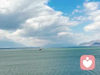 内在羞耻感、愧疚感太多，特别容易不好意思的人，需要适当用“不要脸”来调节和解放自己。

在关系中，理直气壮地重视自己、照顾自己的需求，本就是你的权利。多为自己着想，把自己放在重要位置，这不是自私，而是自我负责。因为你只有把自己安顿好了，才有力气去包容别人。

不再过度追求别人说自己“好”，别人的目光和评价并不重要，而你真实的体验，你是否自在、是否舒服、是否欢喜，才最重要。

所谓的“不要脸”，并不是抛弃礼貌与修养，或刻意冒犯他人，其真正内核是对“真实的自己”的全然接纳。它意味着你不必为他人的期待而表演，不必为想象中的评判而收缩。当你不再把“面子”和“人设”当作沉重的负担，你的不好意思就会减少，生命才能获得轻盈舒展的自由。配图