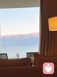 回避型常常用撤退、隔离、屏蔽来保护自己，以让自己不要体验到焦虑。他们之所以关闭情感通道，因为他们太害怕自己一进入关系就被控制，被入侵，被索取，被消耗，被情感绑架，被吞没，没有独立和空间。这源于过去在跟养育者的关系，他们一再体验到“亲密”是有压力的，是糟糕、可怕的，甚至自我会被吞噬。

焦虑型常常用抓取和证明来保护自己，她们擅长用证明自己好、美、优秀、可爱、特别的方式来吸引对方的关注。之所以这样做，是因为她们不确定自己值得被爱，不确定自己有价值，只有当对方的目光始终停留在自己身上，她们才会安心一点。这源于过去在跟养育者的关系里，她们一再被忽视、被拒绝、被从情感上抛弃，好像她们只有拼命去抓，才能得到一点关注和爱，才能确保自我的存在。 

无论是回避型还是焦虑型，内心深处都渴望一面稳定存在的镜子。无论ta们是选择撤退还是归来，是在努力抓取还是回到自己的世界里，只要这面镜子始终在那里，不因ta们的举动而消失或动摇，始终对自己有映照，ta们就能从中慢慢获得真正的安全感。配图