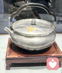 爱自己的最好方式是：
到能托举自己的关系里去，
到能呈现真实自己的关系里去，
允许自己被滋养，允许自己被赋能。配图