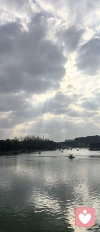 在许多女性的成长图谱中，常潜伏着一道源自童年的隐形裂痕，父爱的缺失。这并非物理空间的缺席，而是一种情感上的“幽暗深渊”：是近在咫尺却无法靠近的疏离，是渴望被看见却总被否定的沉默，是一个女儿对自身价值最原初的确认，被长久地悬置在半空，最终化为一种无处言说、也无从安放的失落。

这道裂痕会长成心底的暗礁，在往后的生命航程中一次次让她们搁浅。她们可能在亲密关系中反复验证自己的不值得，在机遇面前习惯性退缩，或是用完美的外壳包裹那个从未被父亲认可过的内在小孩。

但生命的韧性在于最深的伤口处，也会长出最清醒的智慧。当你敢于直视这片深渊，它便从掌控你的暗影，化作理解自我的通道。你终将明白，那场未曾得到的父爱，不必成为一生的追寻；那个从未被父亲看见的女孩，值得被你亲手拥入怀中，给予她迟到的、无条件的深爱。配图