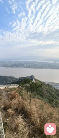 对许多东亚女性而言，成长实为一场“独立宣言”：是主体性的夺回，与配得感的重建。当她们停止在他人的目光审视中确认自己的价值，便完成了真正的成年礼，从生命的配角，荣升为唯一的编剧与主角。配图