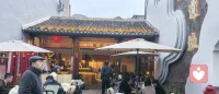 一个人不再执着于做别人眼中的好人，不再总想让别人觉得自己是好的，甚至能在一定程度上允许自己在别人心目中有点“坏”，就不会再为自证清白而疲于奔命，不再把别人的评价当作行动的标尺，不再让外界的目光左右内心的选择。

你会发现，真正的自由始于不再需要向任何人费力解释自己，在“被人喜欢”与“活出自己”之间，你终会有勇气选择后者。因为你知道，做别人眼里的好人，不会让自己真的自由和快乐，反而是有时候有点“坏”，却能让自己活得爽，活得好。

这种“坏”，不是冷漠或伤害，而是你终于允许自己存在瑕疵，允许有人不理解你，允许自己不把别人放在第一位，允许关系中有裂痕却依然自在。

你不再执着于完美无缺的圣人形象，而是坦然拥抱完整而非完美的自己。这样的自己，既有光亮，也有阴影。配图