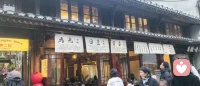 穿上新衣或漂亮衣服时，总觉得旁人的目光落在自己身上，带来一阵不自在，这份感受，或许源于对于呈现一个美好的自己，你内在有太多的羞耻和愧疚。

你渴望展现自己美好的一面，内心却同时响起警醒的声音。那些投来的目光让你既兴奋，又沉重。

沉重，是因为你害怕被审视、被评判，害怕被人说“你刻意打扮”，害怕因拥有吸引力而招来非议，并因此感到羞耻。兴奋，则是因为你从他人的注目中确认了自己的美，感受到自己值得被看见——可这份欣喜，却也牵出了隐隐的愧疚。因为在你的成长经验中，“美”是不被允许的，“吸引力”是不被祝福的，“展现美好的自己”甚至是需要隐藏的。

尤其对于那些活在压抑中、与美疏离、与幸福隔阂的母亲而言，她们往往难以给予女儿那种“你可以自由绽放、可以活得和我不一样”的祝福。一旦女儿试图跨越母亲无形中设下的界限，想要更明亮、更自在地活着，内心就容易涌起背叛的愧疚与羞耻，仿佛追求美，仿佛有吸引力，就是一种对母亲的远离与否定。

当你因美丽而不安，请练习收回对外界目光的在意，转向自我肯定，在心底确认“我允许自己好看，我允许自己被别人看见”。母亲的压抑是她对自身生命的回应，而你对美的渴望，是你对自身生命的回应。你不必用她的不自由来惩罚自己，你有权选择自由绽放。生而为人，无需为呈现美丽的自己道歉，因为你的存在，本就是这世间独一无二、值得被看见的风景。配图