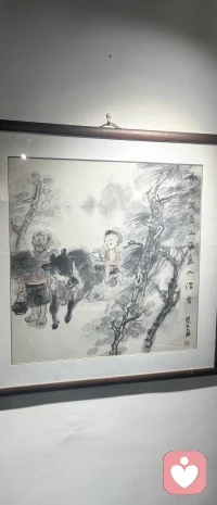 当一个人深陷痛苦时，往往自顾不暇，视野也会随之变得狭窄，不是不愿看见他人，而是暂时失去了那样的心力。只有当我们慢慢走出阴霾，内在的能量逐渐丰盈，才能重新拥有看见他人的能力，也才愿意、也有余力去温暖身边的人。

成长后的自己，回望过去，或许会为曾经的缺席而遗憾：没能成为理想的母亲，没能尽到妻子/丈夫的责任……但请记得，那时的你，或许已被生活消耗得所剩无几。巨大的痛苦本身，就是一种重负。

所以，请原谅并拥抱过去的自己——ta不是不愿给予，而是当时连自己，都还在风雨里挣扎。配图
