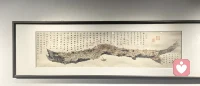 “这世界上一定有一个人会如我所愿般的爱我，呵护我，永远对我不离不弃”，幼年时期，被糟糕养育的孩子，常常需要这样的想象来支撑弱小的自己存活下去。

成年以后，这样的想象常常又会成为自己的禁锢和束缚。ta们会不断向外去寻找这样一个人，或者会不断执着于证明自己是值得被爱的，并因此在亲密关系里反复受伤、失望、痛苦。直到最终发现，无论自己是不是优秀，是不是完美，幼年时期错过的爱和对待，就真的错过了，世界上并不会真的有这样一个人能把自己过去缺的补给自己。

一个人也只有走出这个自恋幻想，才能停止向外抓取，真正做到自我负责，把所有的能量都用来放在自己身上，好好发展自己爱护自己。配图
