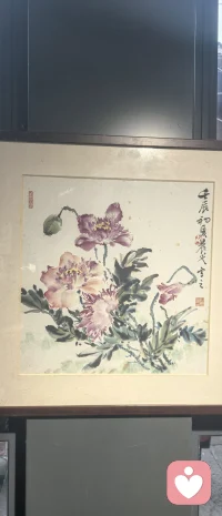 爹味太重，妈味太重的人，常常会打着一切都是为了你好的旗帜来控制别人。

爹味，擅长使用否定、嫌弃、贬低、羞辱、打击的方式，其背后表达的是：你不行，离了我，你啥都不是，你啥都做不好。

妈味，擅长使用照顾、牺牲、情感绑架、制造内疚的方式。其背后表达的是：你欠我的，你的幸福和自由，必须以我的意愿和你的愧疚感为前提。

这两种看似不同的方式，实则殊途同归：

爹味通过打压，让你失去自信，从而依赖他。

妈味通过付出，让你背上债务，从而顺从她。

它们的核心都是一种不平等的权力关系，剥夺对方作为独立个体的自主权和选择权，将对方圈定在自己设定的“安全范围”内，以实现控制的目的。

这种关系模式会给对方带来严重的压迫感、窒息感，但可恨之人往往也有可怜之处，这或许揭示了某种人性真相：所有高强度的控制，背后都是一个虚弱的主体在乞求自身的存续。

一个人之所以执着于做爹或妈，是为了防御自己内在的不安全感、无价值感、被抛弃感、分离焦虑等。只有对方像孩子一样依赖自己，需要自己，离不开自己，仿佛自己才是存在的，才是好的，才是有价值的，才是安全的。配图