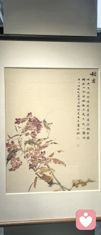 没有被好好爱过的人，很难信任这个世界会真的爱自己。即便别人表达善意和好感，她也会在无意识中去推开或反复试探别人对自己的好和爱。

请别怪她啊，她从未体验过什么是好的爱，潜意识为了保护她便为她筑起了一座高墙，将可能的伤害与不确定的善意一同阻挡。那些看似矛盾的行为，不过是她在黑暗中待久了，初见光亮时下意识的眨眼。

请给她多一点时间和耐心吧，她的心终将在安全的土壤里重新发芽开花。配图