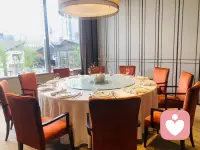 过度保护孩子和虐待孩子是一回事

很多人都觉得，一个人从小到大被保护得无微不至，是天大的福气、是一件极好的事。

但从心理学的角度看，被保护得太好、和被压抑、被圈养、甚至被虐待，其实是一回事。

精神分析里有个说法，叫“创伤性过度满足”。

就是你以为你给了他一切，其实你是在剥夺他面对现实的能力。就像你一直替他挡着风，他长大了连怎么穿衣服都不知道。

所以你会看到，一个人如果从小被这样“保护”着长大，当他真的遇到攻击的时候，他的反应往往是，呆住。一动不动，什么都不做。

别人会觉得：“你怎么不跑？你怎么不还手？”

因为早就习惯了。

他从小到大都处在一种被控制、被压制、被“好心”虐待的状态里，从来没有真正反抗过。他的身体学会了，呆在原地是最安全的。

说白了，他已经不是一个活人应该有的反应了。活人被攻击，要么打要么跑要么喊。

他呢？他把自己缩成一个点，希望对方看不见他。这就是被保护得太好的真相。

我们还可以换个说法。被保护得太好，就等于你被关进了一个笼子。笼子外面写着“安全”，里面写着“圈养”。

圈养一只鸡、一头猪，没什么问题。但圈养一个人，就是虐待。

这是一种客体化的暴力，你不把他当一个人，你把他当一样东西，放在你眼皮底下，你觉得这样他就安全了。

可你为什么圈养他？

因为圈养的本质是，你随时可以抓住他，控制他，甚至在需要的时候，毁掉他。

这样的爱，太像一场精心布置的牢笼。配图